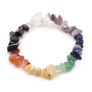Armband med färgglada chakra-stenflisor på vit bakgrund