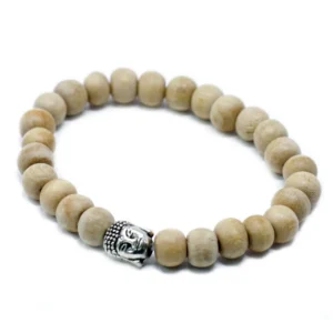 Elastiskt armband med ljusa sandelträpärlor och en silverfärgad Buddha-berlock