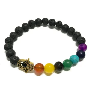 Armband med svarta lavastenpärlor, färgglada chakrastenar och guldfärgad Hamsa-symbol