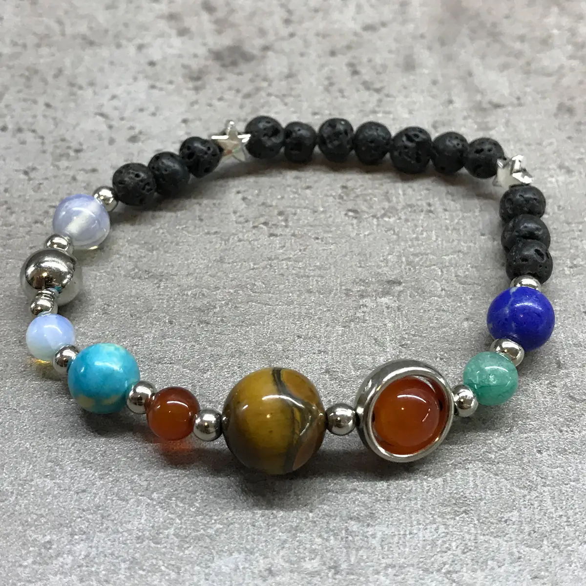 Armband med lavasten och silverplaneter - produktbild 2