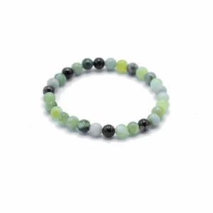 Handgjort armband med pärlor av olivjade i olika gröna nyanser