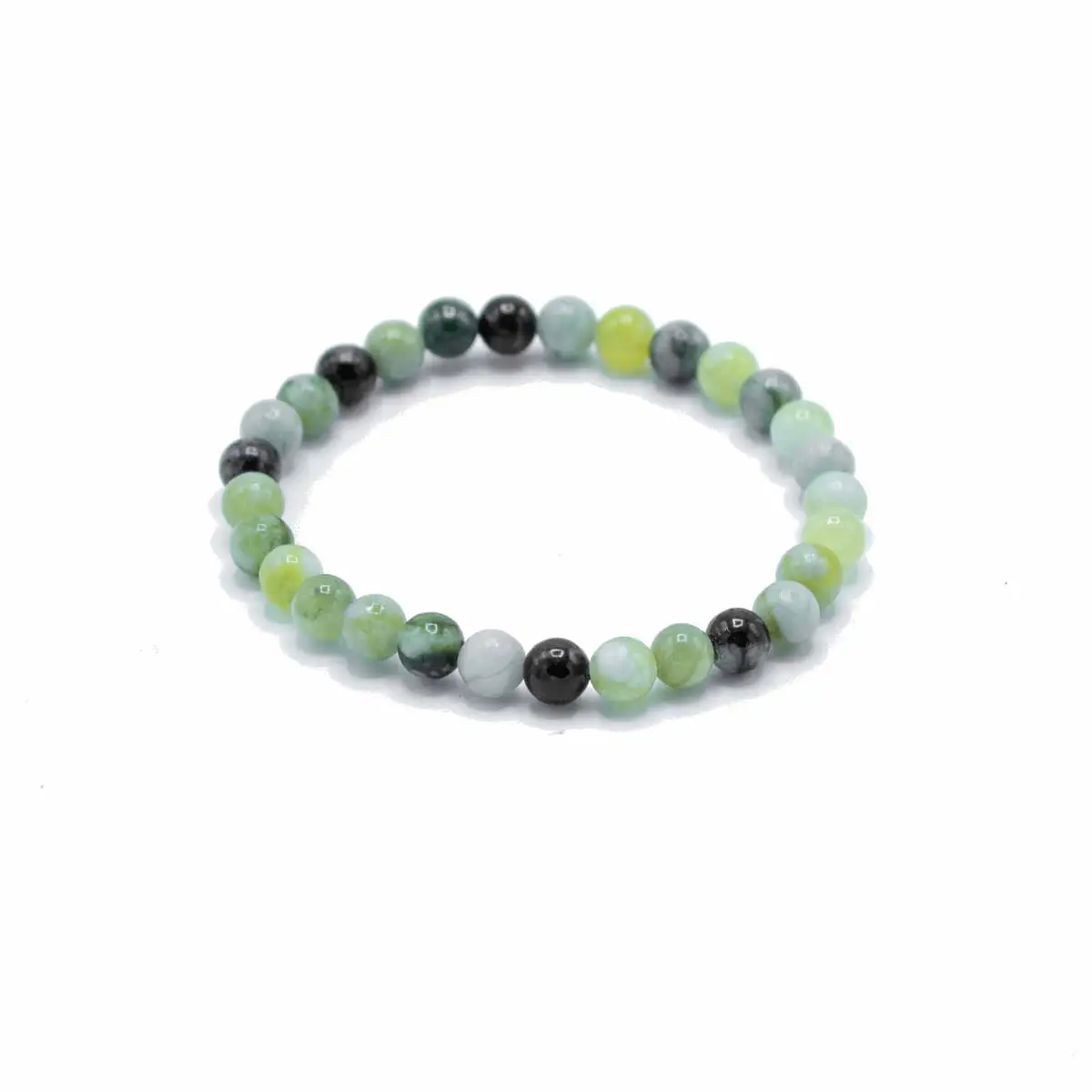 Handgjort armband med pärlor av olivjade i olika gröna nyanser