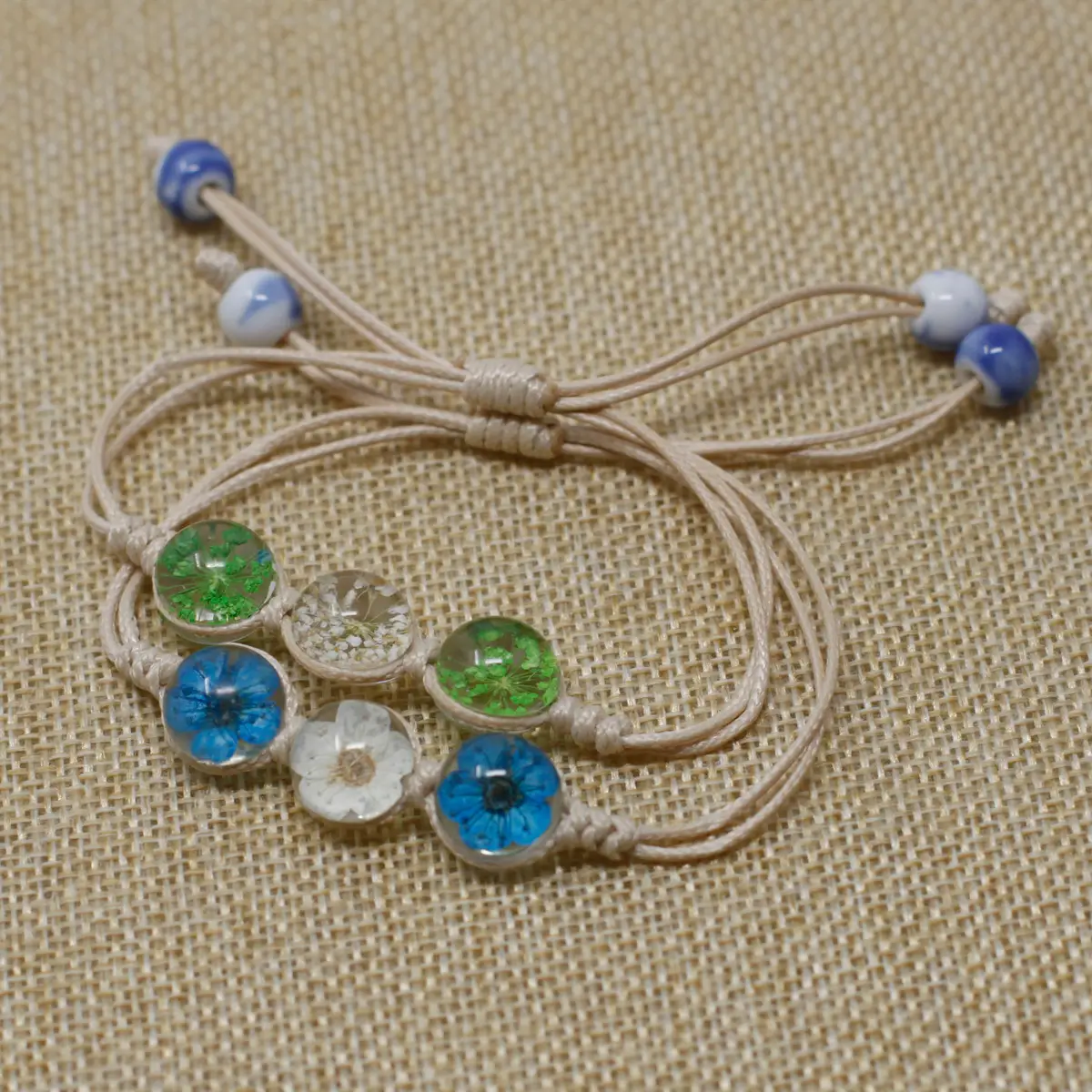 Armband med pressade äkta blommor, tre blommor - produktbild 2