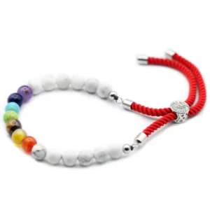 Armband med röda snören och vita howlite-ädelstenar med silverpläterad justerbar låsning