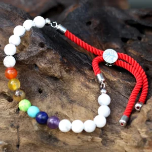 Armband med röda snören och vita howlite-ädelstenar med justerbar silverpläterad låsning - produktbild 2
