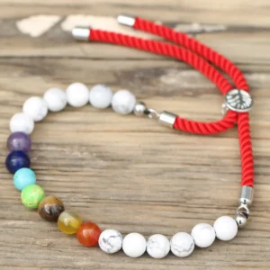 Armband med röda snören och vita howlite-ädelstenar med justerbar silverpläterad låsning - produktbild 3