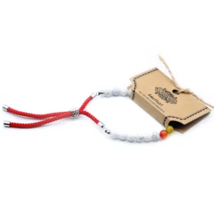 Armband med röda snören och vita howlite-ädelstenar med justerbar silverpläterad låsning - produktbild 4