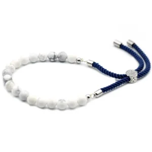 Armband med vita howlitpärlor och marinblått justerbart snöre med silverpläterad glidknapp