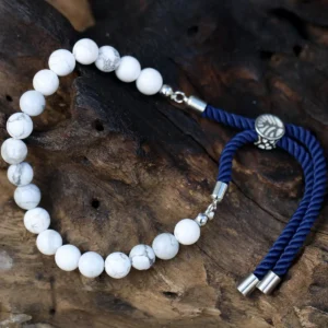 Armband med vit howlit och marinblått snöre i silverplätering - produktbild 2