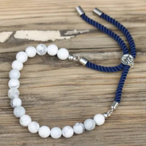 Armband med vit howlit och marinblått snöre i silverplätering - produktbild 3
