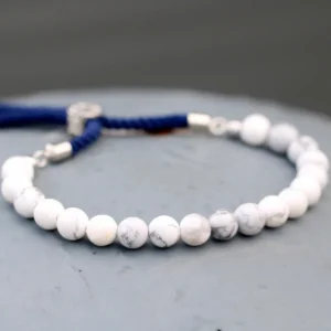 Armband med vit howlit och marinblått snöre i silverplätering - produktbild 4
