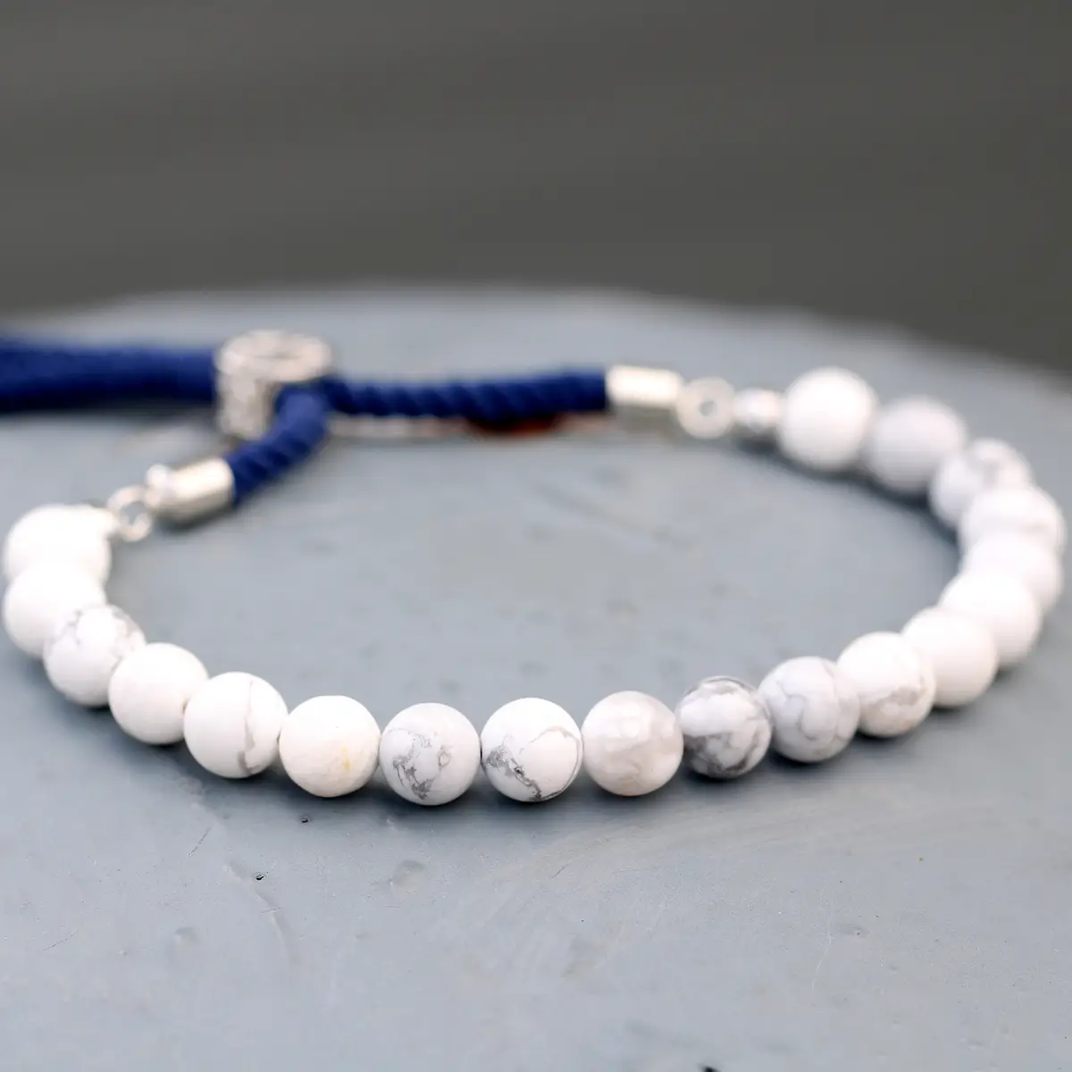 Armband med vit howlit och marinblått snöre i silverplätering - produktbild 4