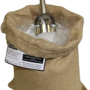 Jutesäck med aromaterapeutiskt badsalt och en metallskopa