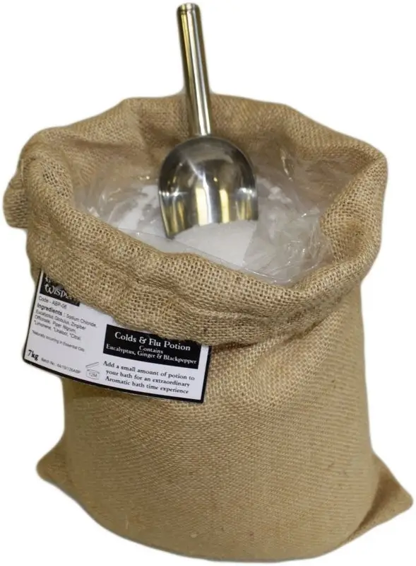 Jutesäck med aromaterapeutiskt badsalt och en metallskopa