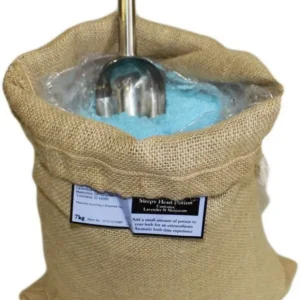Jutesäck med blått aromaterapeutiskt badsalt och skopa
