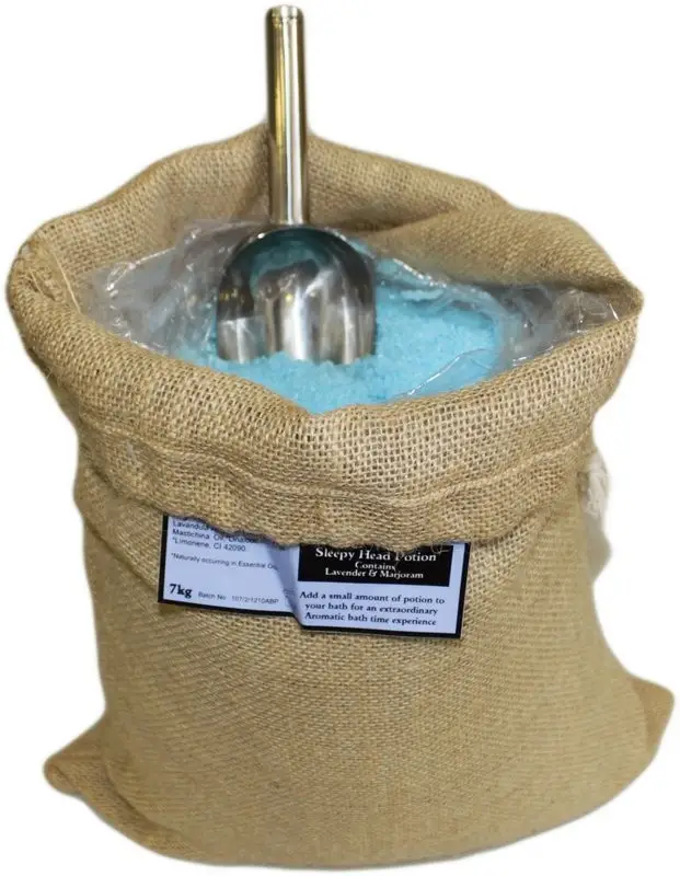 Jutesäck med blått aromaterapeutiskt badsalt och skopa