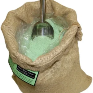 Jutesäck med grönt aromaterapeutiskt badsalt och skopa