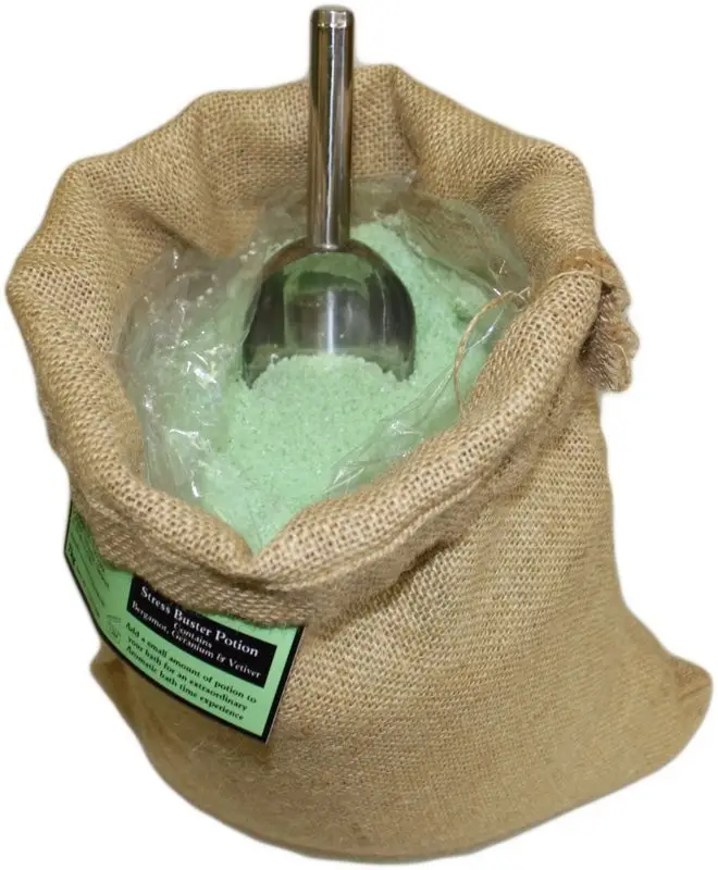 Jutesäck med grönt aromaterapeutiskt badsalt och skopa