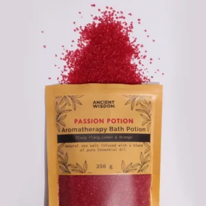 Rött aromaterapi badsalt i kraftpåse med text Passion Potion