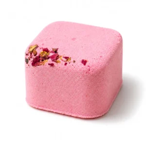Rosa aromaterapi duschångare med torkade blomblad på vit bakgrund