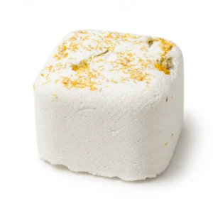 Vit aromaterapi duschångare med torkade gula blommor på ytan