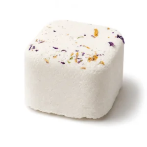 Vit aromaterapi duschångare med torkade blomblad på ytan