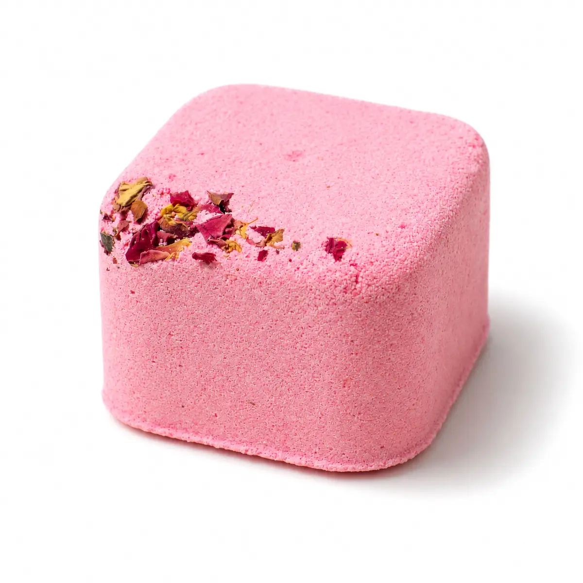 Rosa aromaterapi duschångare med torkade blomblad på vit bakgrund
