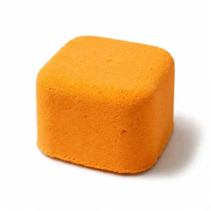 Orange aromaterapi duschsten med mjuk textur på vit bakgrund