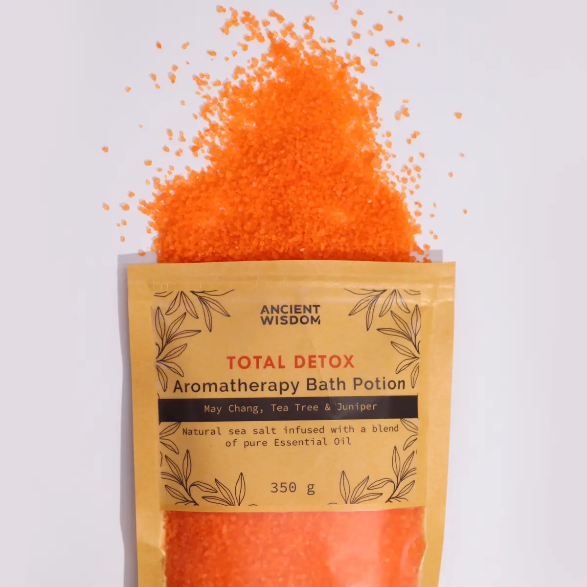 Orange aromaterapibadsalt Total Detox i kraftpåse med text och dekorativa blad