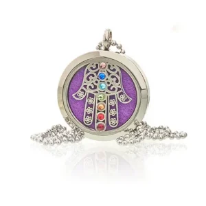Aromaterapihalsband med hamsa chakra och färgade stenar på lila bakgrund