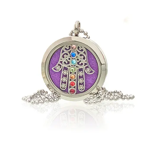 Aromaterapihalsband med hamsa chakra och färgade stenar på lila bakgrund