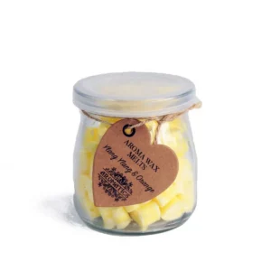 Glasburk med gula aromatiska sojavaxsmältor och hjärtformat etikett