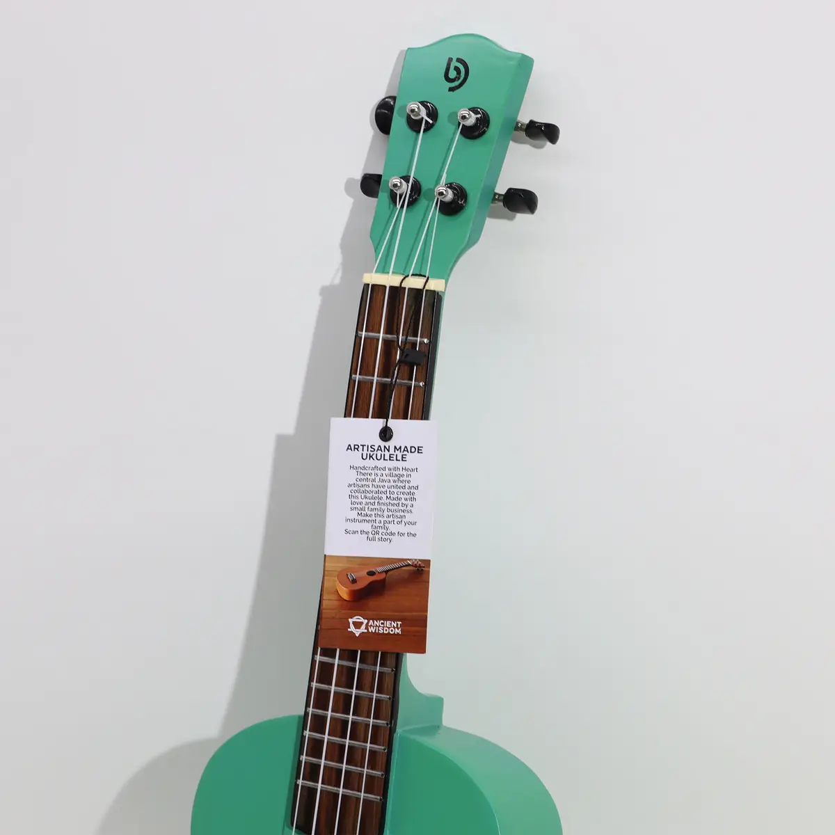 Artisan Made ukulele med ljusrosa finish och 4 strängar - produktbild 3