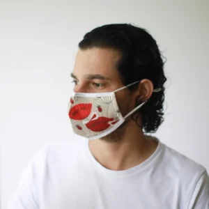Vuxen man med återanvändbar modeansiktsmask i bomull med rött Oriental Poppies-mönster