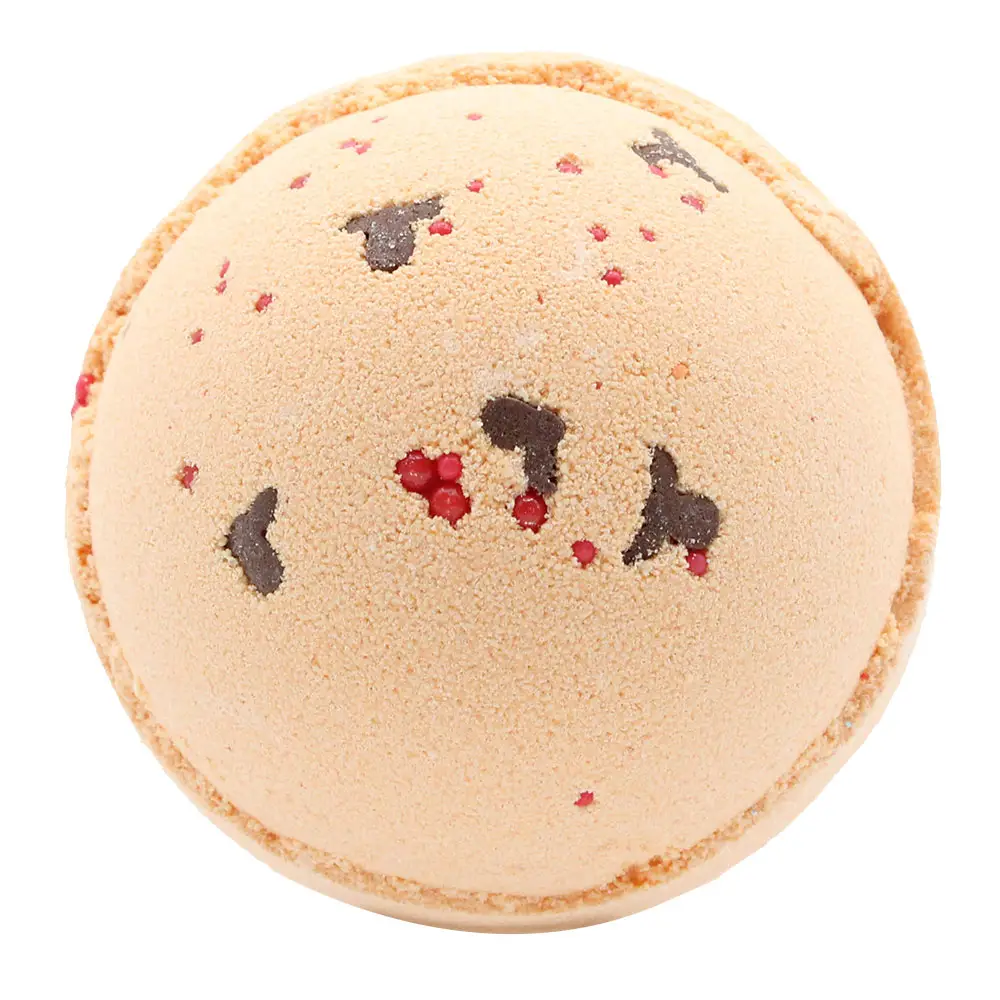 Rund badbomb med beige färg och röda samt mörka dekorationer