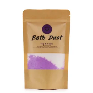 Förpackning med badpulver i lila färg märkt Bath Dust Fig & Casis