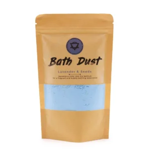 Förpackning med badpulver i ljusblå färg och etikett med texten Bath Dust Lavender & Seeds