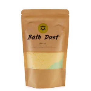 Förpackning med badpulver i brun påse med genomskinlig ruta och texten Bath Dust Melon