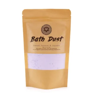Förpackning med badpulver i brun påse med etikett Bath Dust Sweet Fennel & Jojoba