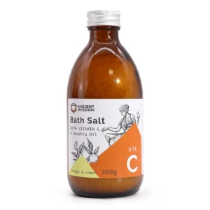 Flaska med badsalt i bärnstensfärgat glas med etikett och skruvkork