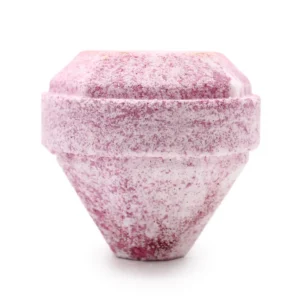 Rosa-vit badsaltbomb formad som en ädelsten med glitter