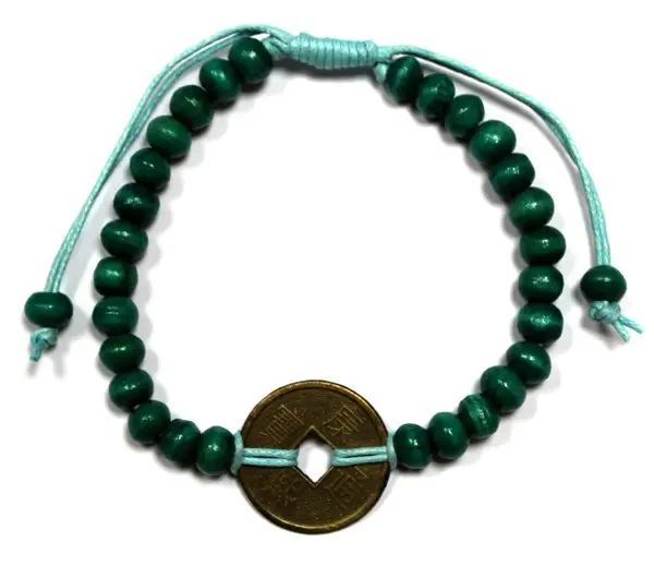 Grönt justerbart Bali Feng Shui-armband med träpärlor och ett mynt