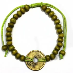 Limegrönt justerbart armband med träpärlor och ett Feng Shui-lyckomynt