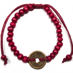 Rött Bali Feng Shui-armband med träpärlor och ett mynt i mitten