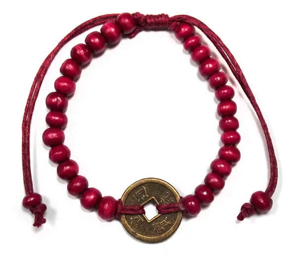 Rött Bali Feng Shui-armband med träpärlor och ett mynt i mitten