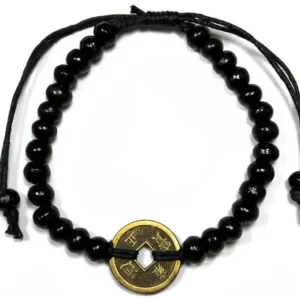 Svart justerbart armband med träpärlor och ett Feng Shui-lyckomynt