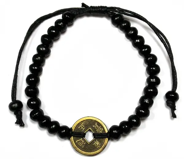 Svart justerbart armband med träpärlor och ett Feng Shui-lyckomynt