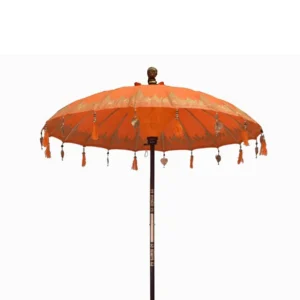 Orange Bali parasoll i bomull med dekorativa detaljer och trästomme