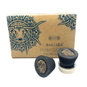 Förpackning med Banjara hartskoppar och rökelse frankincense med metall- och stenplatta