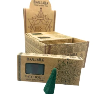 Förpackning med Banjara Smudge Pyramidkoner i patchouli med en grön pyramidformad rökelsekon